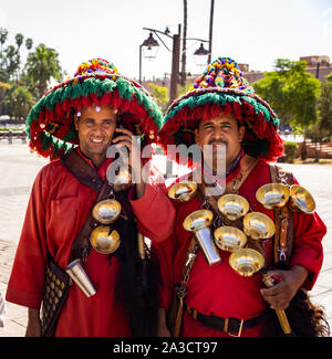 Marrakech, Marocco - 22 Settembre 2019: ritratto di due venditori di acqua indossando il costume tradizionale Foto Stock