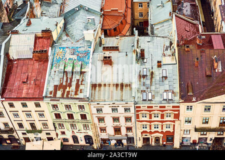 Lviv, Ucraina - 20 Maggio 2019: Vista del vecchio Lviv. Colore brillante di tetti di case nel centro storico della città. Foto Stock