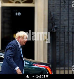 Il primo ministro Boris Johnson arriva di nuovo a Downing Street dopo aver consegnato la sua dichiarazione circa Brexit negoziati in House of Commons. Londra, Foto Stock