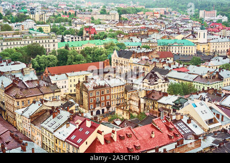 Lviv, Ucraina - 20 Maggio 2019: Vista del vecchio Lviv. Colore brillante di tetti di case nel centro storico della città. Foto Stock