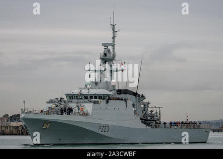 La Royal Navy batch 2 Fiume offshore classe nave pattuglia HMS Medway (P223) visto lasciare il porto di Portsmouth, Regno Unito su 7/10/19 per uno squadrone di esercizio. Foto Stock