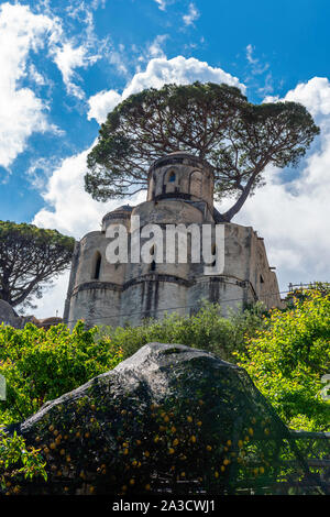 La vecchia chiesa nella città italiana di Ravello, situato sulla splendida Costiera Amalfitana Foto Stock