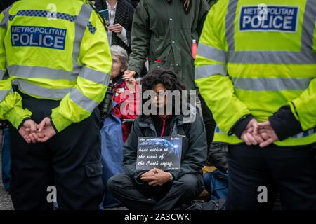 Estinzione della ribellione manifestanti blocco e occupare Lambeth Bridge. Il attivisti ambientali iniziano due settimane di nuova ondata di azione di protesta causando interruzioni presso i siti principali di Londra incluso Westminster Bridge, Lambeth Bridge, Trafalgar Square, il Parlamento aree e Smithfield Market nonché di numerosi blocchi stradali. La Metropolitan Police hanno confermato oltre 1500 arresti per data. Londra, Regno Unito. Foto Stock