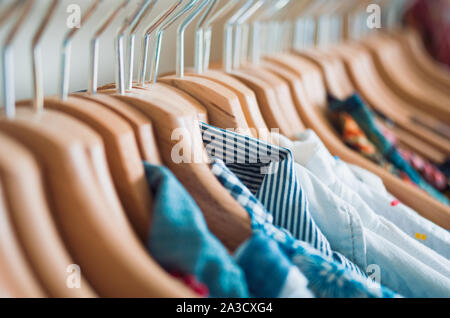 Donne camicie appeso su legno appendiabiti Foto Stock