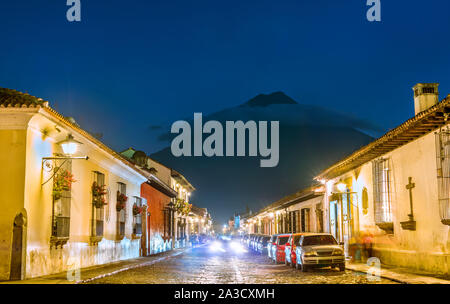 Volcan de Agua come visto da Antigua Guatemala Foto Stock