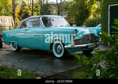 Completamente restaurato Ford Zephyr convertibile porta due auto classica a Bicester Heritage Scramble Foto Stock