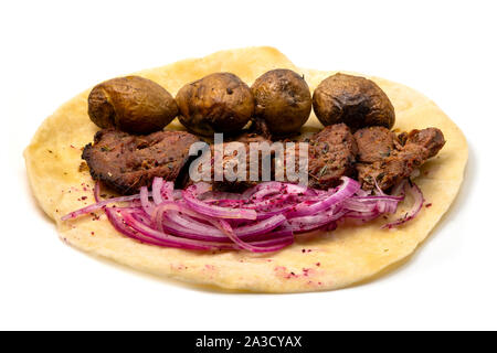 Carni bovine basturma su lavash con cipolle rosse e piccole patate su sfondo bianco Foto Stock