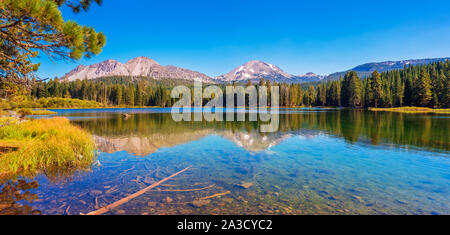 Vista panoramica sul lago di Manzanita nel Parco Nazionale vulcanico di Lassen, CALIFORNIA, STATI UNITI D'AMERICA Foto Stock