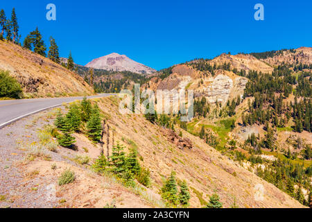 Strada nel Parco Nazionale vulcanico di Lassen, California, Stati Uniti d'America. Foto Stock