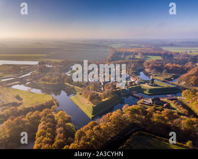 Vista aerea del villaggio di fortificazione di Bourtange. Questo è uno storico a forma di stella fort nella provincia di Groninga visto dal di sopra in colori autunnali Foto Stock