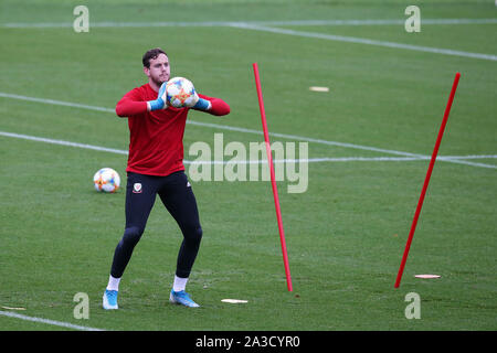 Cardiff, Regno Unito. 07 ott 2019. In Galles il portiere Danny Ward durante il Galles squadra di gioco del calcio di formazione presso il Vale Resort, vicino a Cardiff lunedì 7 ottobre 2019. Il team si sta preparando per la loro prossima UEFA EURO 2020 quailfiers contro la Slovacchia e la Croazia. pic da Andrew Orchard/Alamy Live News Foto Stock