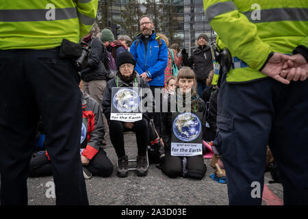 Estinzione della ribellione manifestanti blocco e occupare Lambeth Bridge. Il attivisti ambientali iniziano due settimane di nuova ondata di azione di protesta causando interruzioni presso i siti principali di Londra incluso Westminster Bridge, Lambeth Bridge, Trafalgar Square, il Parlamento aree e Smithfield Market nonché di numerosi blocchi stradali. La Metropolitan Police hanno confermato oltre 1500 arresti per data. Londra, Regno Unito. Foto Stock