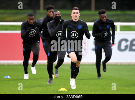 L'Inghilterra del Phil Foden durante la sessione di formazione presso il St George's Park, Burton. Foto Stock