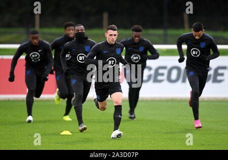 L'Inghilterra del Phil Foden (centro) durante la sessione di formazione presso il St George's Park, Burton. Foto Stock