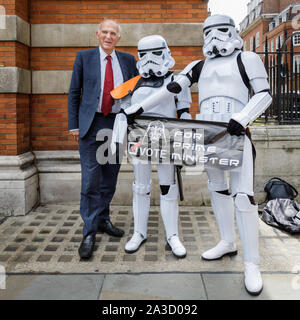 Gruppo del Partito europeo dei liberali democratici di leader di partito vince il cavo, MP, pone promozionali con Star Wars Stormtrooper caratteri, Westminster, London, Regno Unito Foto Stock