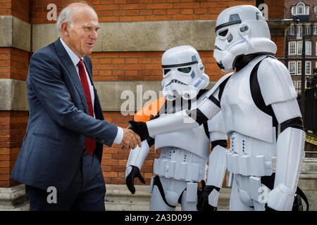 Gruppo del Partito europeo dei liberali democratici di leader di partito vince il cavo, MP, scuote le mani con promozionali caratteri Stormtrooper, Westminster, London, Regno Unito Foto Stock