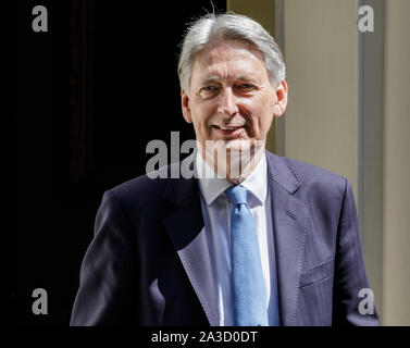 Philip Hammond, Cancelliere dello Scacchiere sotto Theresa Maggio il governo, il suo ultimo giorno in ufficio, Downing Street, Londra, Regno Unito Foto Stock