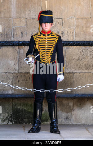 Trooper giovani da Il Re della truppa, Royal cavallo artiglieria, smontata sentry, sta di guardia a cavallo le protezioni in Whitehall, London, Regno Unito Foto Stock