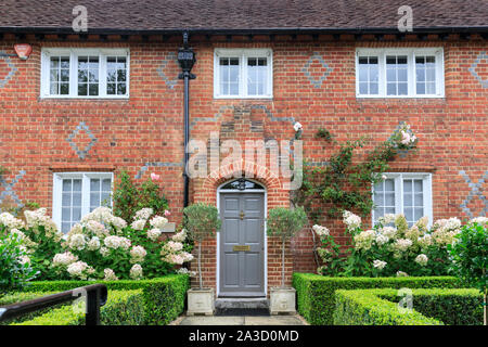 Victoria bungalow a schiera, vista frontale con giardini, Winchester, Regno Unito Foto Stock