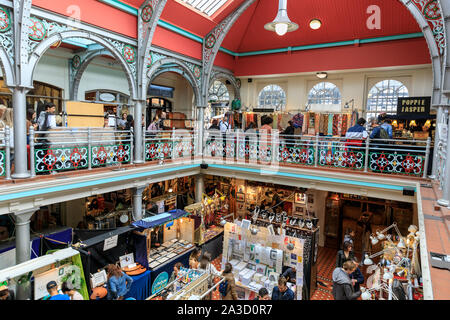 Cittadini e turisti shopping a platea nella storica vittoriana di maneggio coperto cantiere, Camden Lock, Camden Market, Camden Town, Londra, Regno Unito Foto Stock