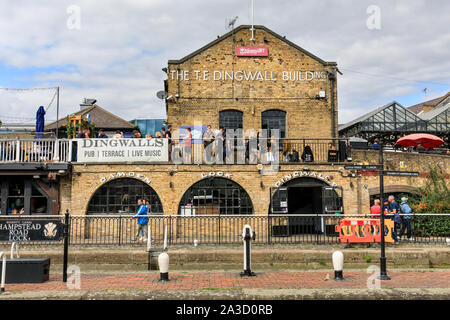 Persone mangiare e bere a Camden Lock market, canal e Pub Dingwalls esterno dell'edificio, Camden Town, Londra, Regno Unito Foto Stock