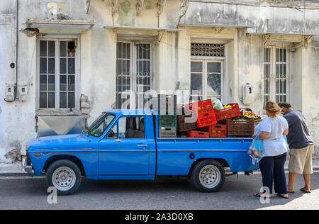 Un manavis, un mobile di frutta e verdura,venditore usando un vecchio e restaurato Mazda pickup truck, nel villaggio di Androusa, MESSINIA, PELOPONNESO, greco Foto Stock