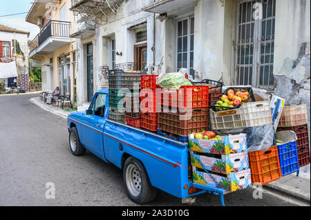 Un manavis, un mobile di frutta e verdura,venditore usando un vecchio e restaurato Mazda pickup truck, nel villaggio di Androusa, MESSINIA, PELOPONNESO, greco Foto Stock