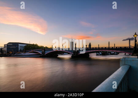 Tramonto sul Fiume Tamigi a Lambeth Bridge, London, Regno Unito Foto Stock