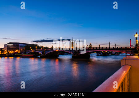 Tramonto sul Fiume Tamigi a Lambeth Bridge, London, Regno Unito Foto Stock