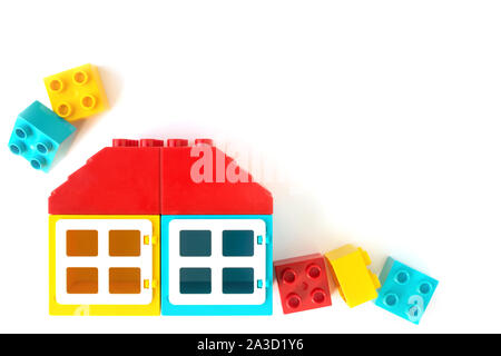 Casa fatta di plastica colorata costruttore mattoni su sfondo bianco. Giochi diffusi. Foto Stock