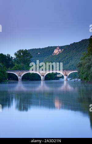 Chateau Castlenaud sul fiume Dordogne a sunrise Foto Stock