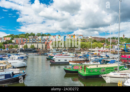 Barche ormeggiate a Bristol Marina con case colorate di Hotwells verso la parte posteriore. Bristol, Avon, Inghilterra, Regno Unito. Foto Stock