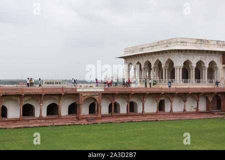 Agra, India - 13 agosto 2019: Agra Fort con Taj Mahal in background in Agra, Uttar Pradesh, India Foto Stock