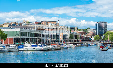 Bar e ristoranti a harbourside a Bristol, Inghilterra, Regno Unito Foto Stock