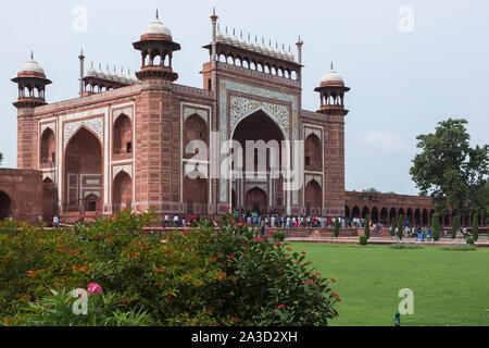 Agra, India - 13 agosto 2019: ingresso al Taj Mahal in Uttar Pradesh in India Foto Stock