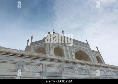 Agra, India - 13 agosto 2019: Drammatico Taj Mahal in Uttar Pradesh in India con n. di persone Foto Stock