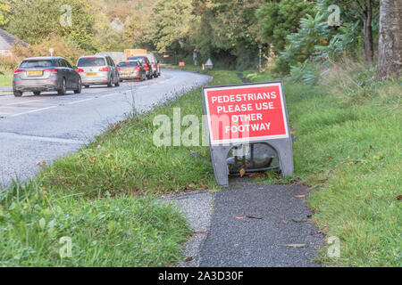 Il sentiero / Footway segno chiuso in un ambiente di lavori stradali. Rimanere sulla strada giusta metafora, reindirizzamento accesso pedonale, chiusura temporanea. Foto Stock