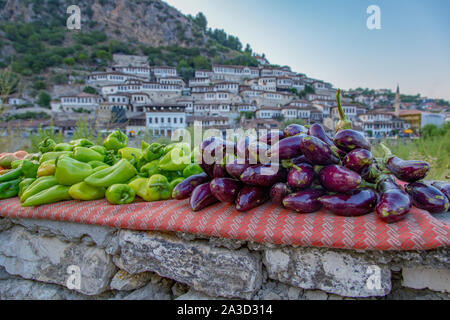 Mercato ortofrutticolo di fronte alla storica città vecchia di Berat, Patrimonio Mondiale dell UNESCO Foto Stock