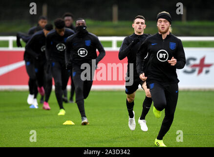 L'Inghilterra del Phil Foden (seconda a destra) durante la sessione di formazione presso il St George's Park, Burton. Foto Stock