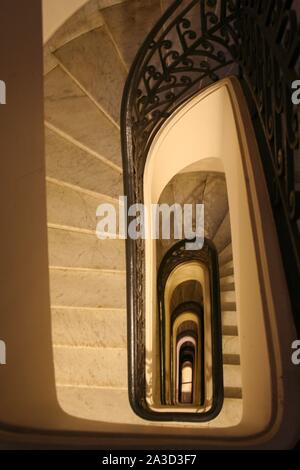 Scalone di Buenos Aires. La tromba delle scale in un vecchio edificio in Avenida de Mayo. Foto Stock