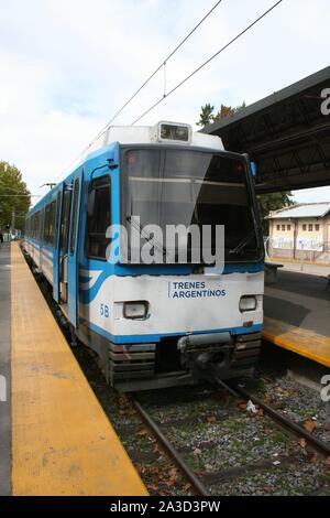 Tren de la Costa. Il motore di un treno alla stazione di tigre. Foto Stock