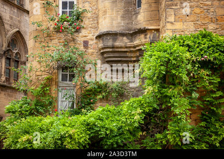 Dettaglio di ornati in antico edificio di pietra Sarlat Dordogne Francia Foto Stock