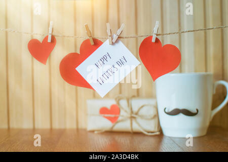 Padri giorno messaggio con cuori di carta appeso con clothespins su pannello di legno Foto Stock