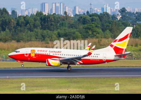 Chengdu, Cina - 22 Settembre 2019: Lucky Air Boeing 737-700 aeroplano a Chengdu airport (CTU) in Cina. Foto Stock