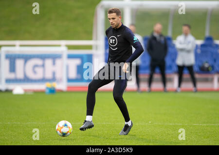 Burton upon Trent, Regno Unito. 07 ott 2019. Jordan Henderson durante il corso di formazione prima di Inghilterra UEFA EURO 2020 il qualificatore contro Repubblica ceca, al St. George's Park il 7 ottobre 2019 in Burton-su-Trent, Inghilterra. Credito: Immagini di PHC/Alamy Live News Foto Stock