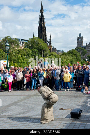 Escapology street performer. Edinburgh Fringe Festival. Foto Stock