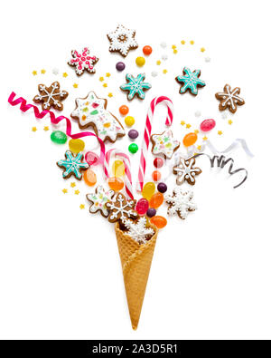 Cono gelato con fuochi d'artificio di dolci di Natale e decorazioni Foto Stock