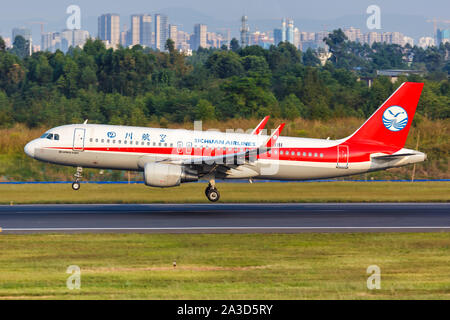 Chengdu, Cina - 22 Settembre 2019: Sichuan Airlines Airbus A320 aeroplano a Chengdu airport (CTU) in Cina. Foto Stock