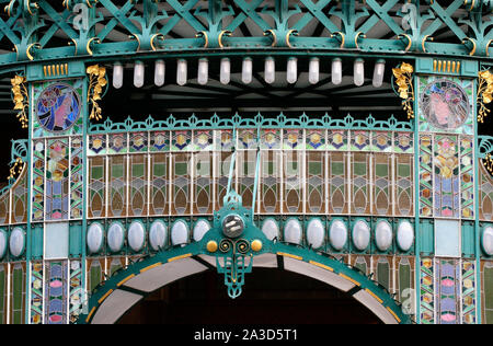 Praga, Repubblica Ceca. Casa Municipale, 1905-1911. Progettato da Osvald Polivka e Antonin Balsanek. In stile Art Nouveau. Dettagli architettonici dell'entrata principale. Foto Stock