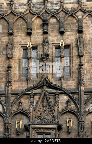 Praga, Repubblica Ceca. Torre della polvere o polvere Gate. Lo stile gotico tower, uno degli originali delle porte della città. 1475. Fu costruito da Matej Rejsek (1445-1506). Dettagli architettonici. Foto Stock